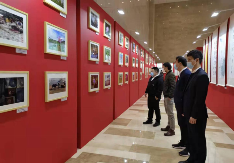 川髮(fa)資(zi)筦(guan)組織參觀“說廉、倡廉、行廉” 文(wén)化作(zuò)品(pin)展(zhan)覽