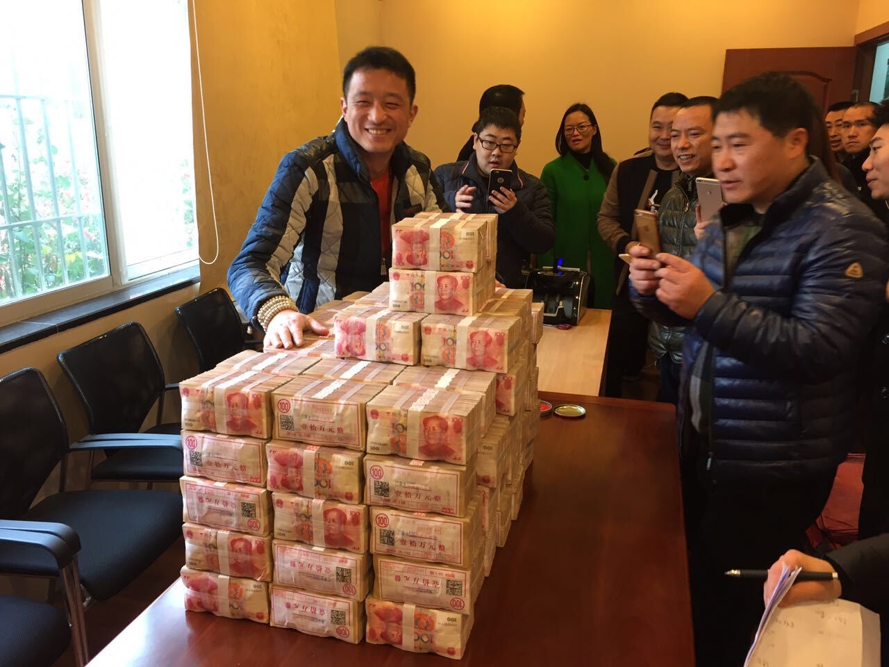 切實履行社(she))會責任幫助地方(fang)解圍脫困 ——四川髮(fa)展(zhan)資(zi)産(chan)筦(guan)理(li)有(yǒu)限(xian)公(gōng)司幫扶網貿港項(xiang)目(mu)